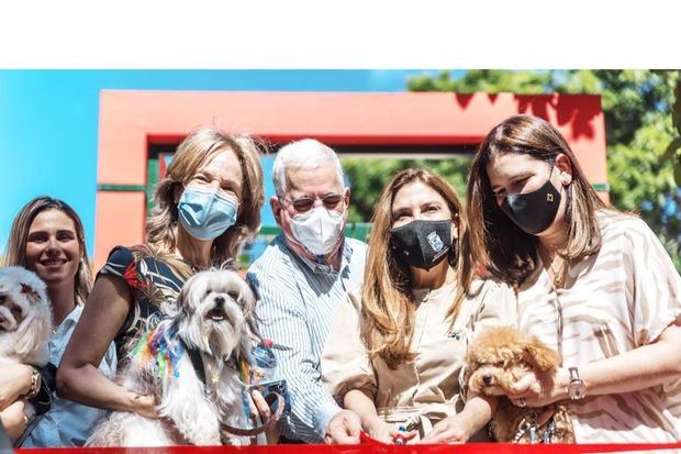 Carolina Mejía junto a miembros de Mallén Veterinaria, en el corte de cinta.