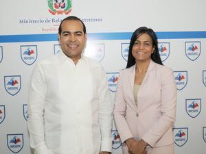 Kalil Michel, Cónsul de la República Dominicana en Río de Janeiro y Verónica Núñez, presidenta de ANMEPRO, en la apertura del Taller Calificación Brasil, CALIBRAS.