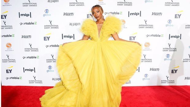 La actriz estadounidense Yvonne Orji posa en la alfombra roja de los Premios Emmy Internacionales 2021 en Nueva York, Nueva York.