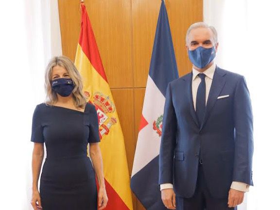 Yolanda Díaz Pérez junto a Luis Miguel De Camps García.