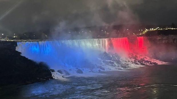 Embajada de RD en Canadá ilumina cataratas del Niágara por eliminación de violencia contra la mujer.