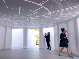 Miami celebra 100 años de Chanel Nº 5 con una instalación a gran escala