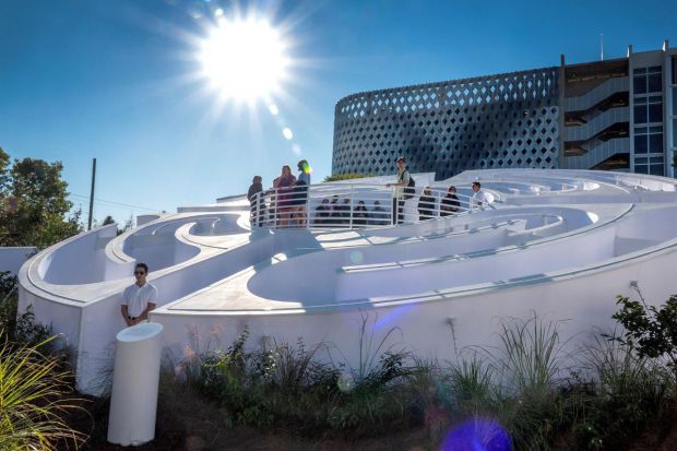 Miami celebra 100 años de Chanel Nº 5 con una instalación a gran escala.