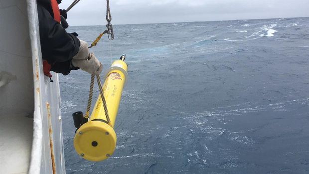 Los investigadores sueltan una boya Argo en el océano Austral.
