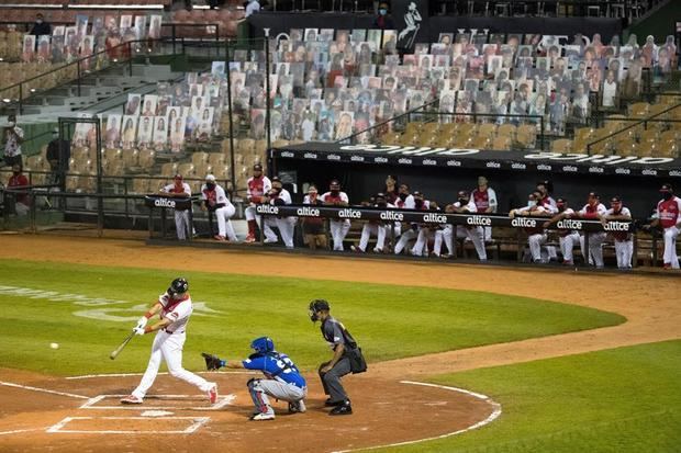 Jugadores de los Tigres del Licey y los Leones del Escogido se enfrentan el 15 de noviembre de 2020, durante la primera jornada de la temporada de béisbol, en el estadio Quisqueya de Santo Domingo, República Dominicana.