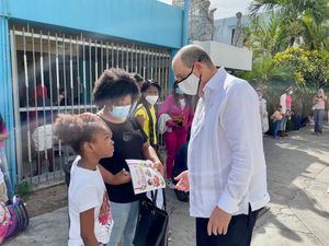 Embajador de Israel lleva juguetes a los niños del Hospital Infantil Dr. Robert Reid Cabral y de los Guandules