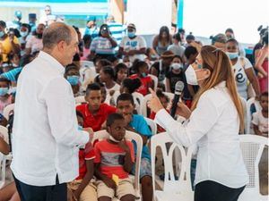 Embajador de Israel lleva juguetes a los niños del Hospital Infantil Dr. Robert Reid Cabral y de los Guandules