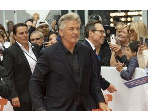 Un grupo de empleados de Alec Baldwin defiende las condiciones del rodaje