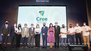 Raquel Giraldez, directora de Sostenibilidad y Responsabilidad Social de Banreservas; Jean Antonio Haché, presidente del Comité de Sostenibilidad y Responsabilidad Social, y los jurados del Demo Day Cree Banreservas, entregaron las placas de reconocimiento a los representantes de los cinco proyectos seleccionados.
