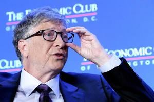 Bill Gates tilda de "peligrosa" la suspensión de fondos de Trump a la OMS