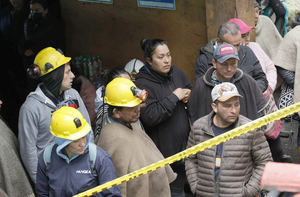 Familiares y amigos esperan a que los mineros atrapados por una explosión en una mina de carbón sean rescatados este 15 de marzo de 2023, en Sutatausa, Colombia.