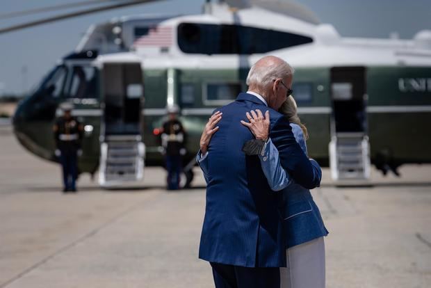 El presidente de EE.UU., Joe Biden, abraza a la primera dama Jill Biden antes de emprender su viaje a Ecuador en la Base de la Fuerza Aérea Andrews, en Maryland, EE.UU.