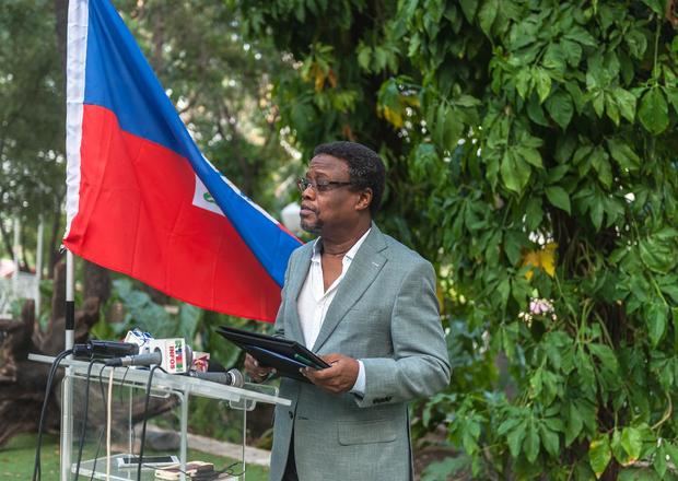 El exgobernador del Banco Central de Haití, Fritz Alphonse Jean, da una rueda de prensa después de haber sido elegido 'presidente' de Haití en una votación celebrada por grupos opositores y de la sociedad civil, una elección no reconocida por las autoridades, en Puerto Príncipe, Haití.
