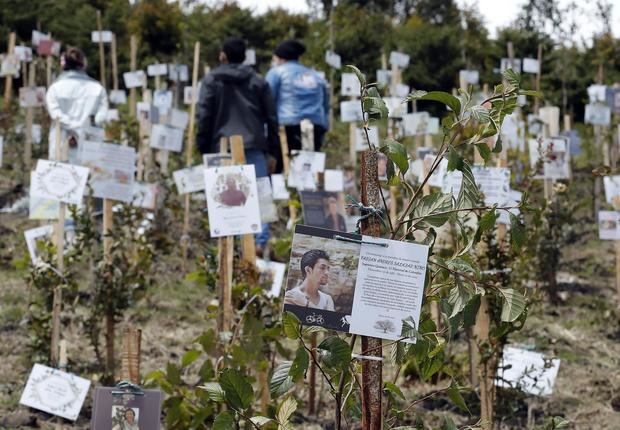 Detalle de placas conmemorativas en memoria de personas fallecidas, ubicadas en el páramo de Guerrero, cerca a la población de Cogua, Colombia.
