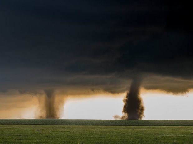 Los más de 30 tornados que golpearon la noche del pasado viernes en seis estados de los Estados Unidos, dejando decenas de muertos.
