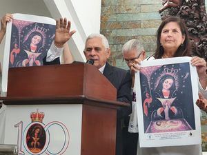 Monseñor Grullon y Sonia Villanueva en la bendicion de Imagenes.