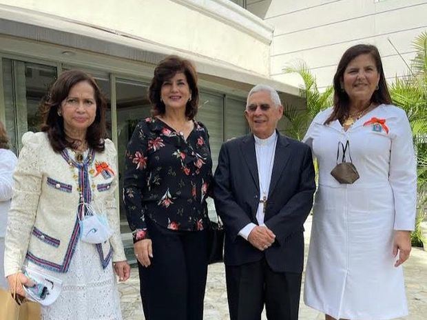 Lidia Acosta de Rodriguez, Sarah Villanueva, Monseñor Grullon y Sonia Villanueva.