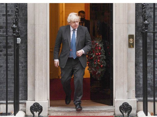 Imagen de archivo del primer ministro británico, Boris Johnson, en la puerta del 10 de Downing street.