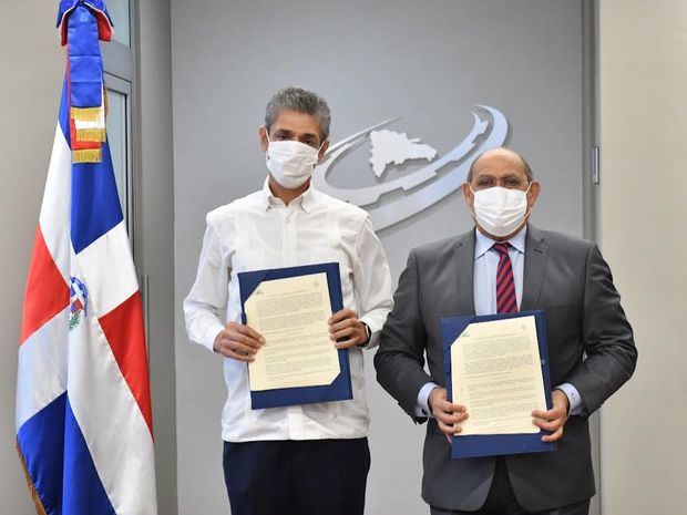 Luis Fernando Enciso y Rafael Santos Badía, luego de firma el convenio.