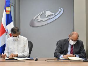 Luis Fernando Enciso y Rafael Santos Badía, firman el acuerdo.