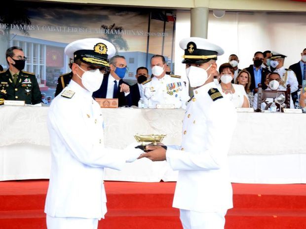 Misiones diplomáticas otorgan condecoraciones y reconocimientos en graduación academia naval de la armada