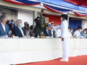 Misiones diplomáticas otorgan condecoraciones y reconocimientos en graduación academia naval de la armada