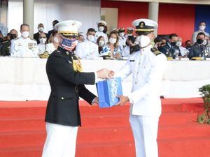 Misiones diplomáticas otorgan condecoraciones y reconocimientos en graduación academia naval de la armada