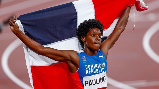 La dominicana Marileidy Paulino celebra tras conseguir la medalla de plata en la prueba de 400m femenino en los Juegos Olímpicos de Tokio 2020, el 6 de agosto de 2021 en el estadio olímpico en Tokio, Japón.

