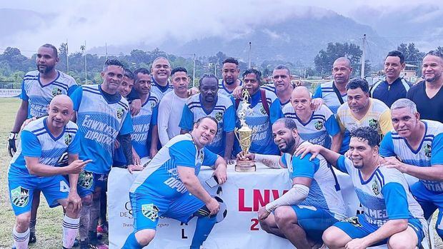 Equipo Jarabacoa FC, campeones nacionales entre veteranos de fútbol.