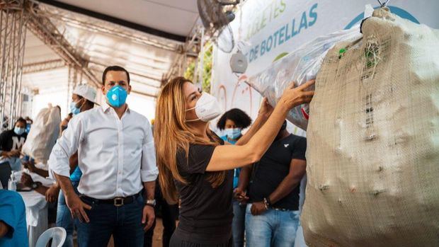 Alcaldesa Carolina Mejía anuncia ADN celebrará nueva vez plásticos por juguetes.