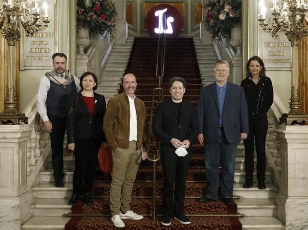 El aclamado director Gustavo Dudamel (3d), posa junto al director artístico del Liceu, Víctor Garcia de Gomar (3i), y la directora de escena Amélie Niermeyer (d), durante la presentación este lunes en el Gran Teatre del Liceo.