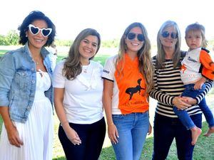 María Fernanda Arredondo, Sarah Busto, Sofia Cordobés, Karina de los Santos y la niña Cayetana García.