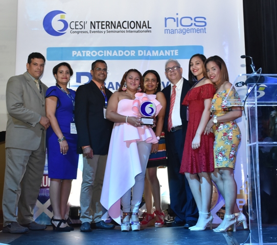  El equipo de CESI´Internacional entrega reconocimiento a Dicla López