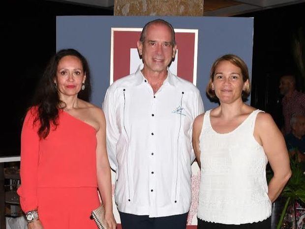 Sandra Barrera, Peter Flook y Roxana Segura.