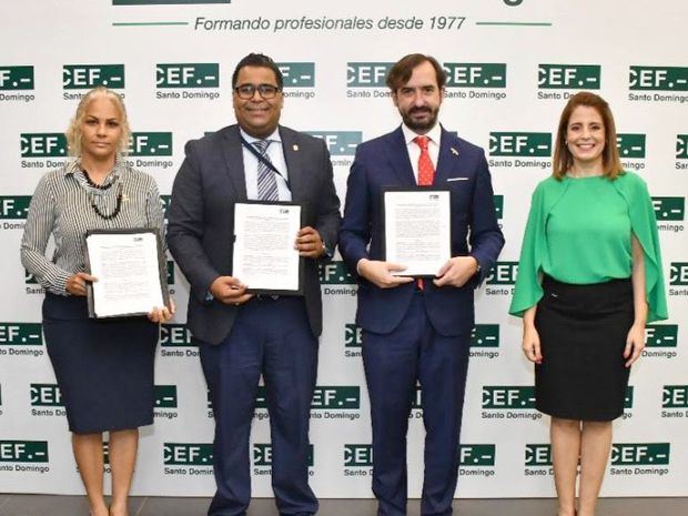 Autoridades luego de la firma de acuerdo entre CEF UDIMA y la Oficina Senatorial de San Cristóbal.