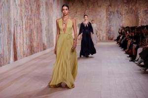 Dior apuesta por el optimismo en una sobria pasarela de Alta Costura