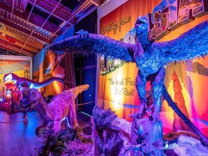 Personas visitan la exposición 'Dino Safari Walks Through Adventure' presentada en el Bayside Marketplace en Miami, Florida, Estados Unidos, este 6 de enero de 2022.
