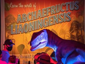 Personas visitan la exposición 'Dino Safari Walks Through Adventure' presentada en el Bayside Marketplace en Miami, Florida, Estados Unidos, este 6 de enero de 2022.