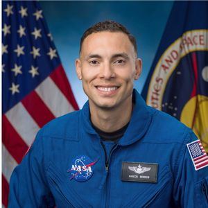 Marcos Berríos, comandante de la Fuerza Aérea de origen puertorriqueño y quien forma parte del grupo de 10 candidatos (6 hombres y 4 mujeres) de un conjunto de 23 seleccionados por la NASA para convertirse en astronautas.
