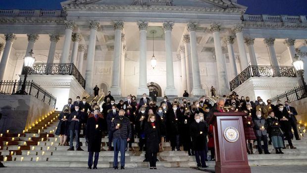 Miembros del Congreso de EE.UU. asisten a una vigilia de oración para conmemorar el primer aniversario del ataque del 6 de enero al Capitolio, en Washington (EE.UU.), este 6 de enero de 2022.