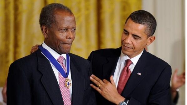 El expresidente estadounidense Barack Obama (d) premia al actor estadounidense Sidney Poitier (i) con la Medalla Presidencial de la Libertad en 2009, en una fotografía de archivo. 