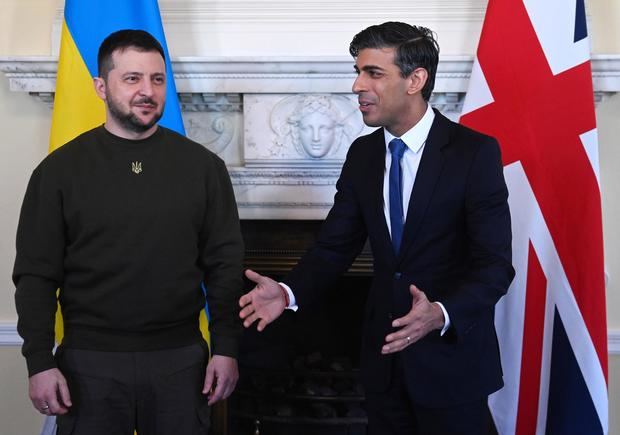 El primer ministro británico, Rishi Sunak (d), recibe al presidente de Ucrania, Volodimir Zelenski (i), en el número 10 de Downing Street en Londres.