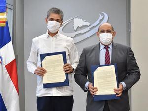 El gerente general de Helados Bon, Luis Fernando Enciso y el director general del Infotep, Rafael Santos Badía, luego de firmar el convenio.