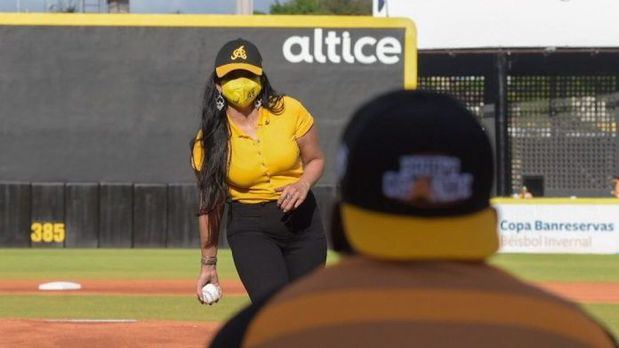 Yeni Berenice invitada por el Consejo Directivo de las Aguilas Cibaeñas.