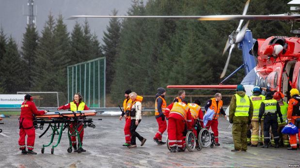 Con helicópteros rescatan a pasajeros de crucero varado frente a Noruega