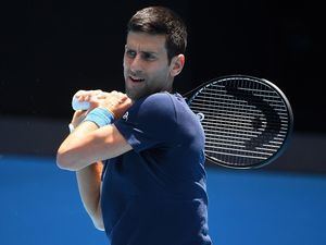 El tenista serbio Novak Djokovic entrenando en el Melbourne Park en Melbourne, Australia.