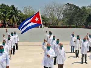 Fotografía de archivo de médicos y enfermeros, miembros del Contingente de Médicos Especializados en Situaciones de Desastre y Graves Epidemias “Henry Reeve”, en La Habana, Cuba.
