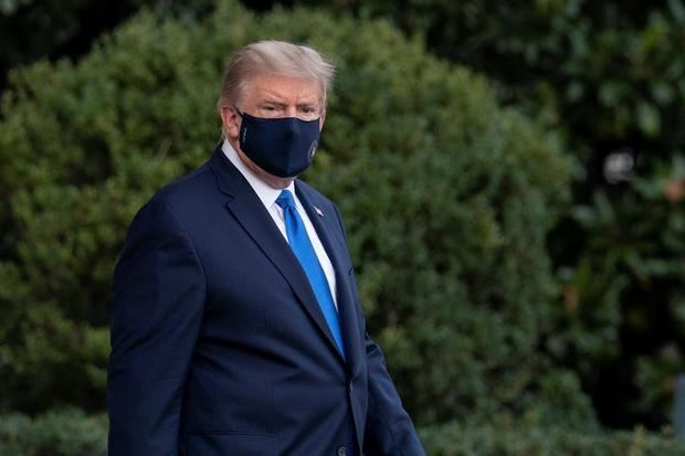 El presidente de los Estados Unidos, Donald J. Trump, camina hasta el jardín sur de la Casa Blanca antes de abordar el Marine One en Washington, DC, EE.UU.