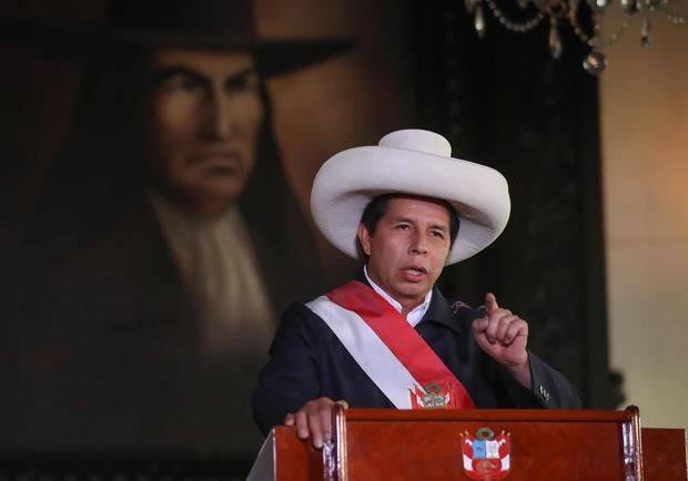Fotografía cedida hoy, por Presidencia del Perú que muestra al presidente de Perú, Pedro Castillo, mientras ofrece un mensaje a la nación, en Lima, Perú.