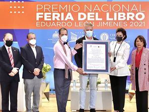 Entregan Premio Feria del Libro 2021 a Tulio A. Matos Rodríguez